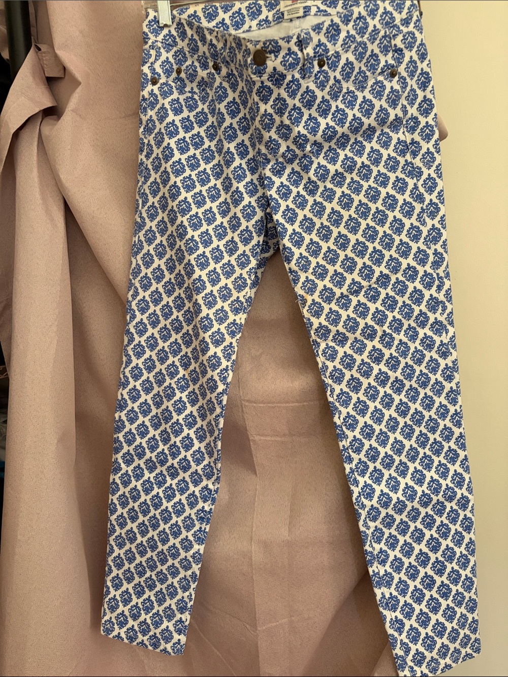 Vineyard Vines White Pants with Blue Geometric Print